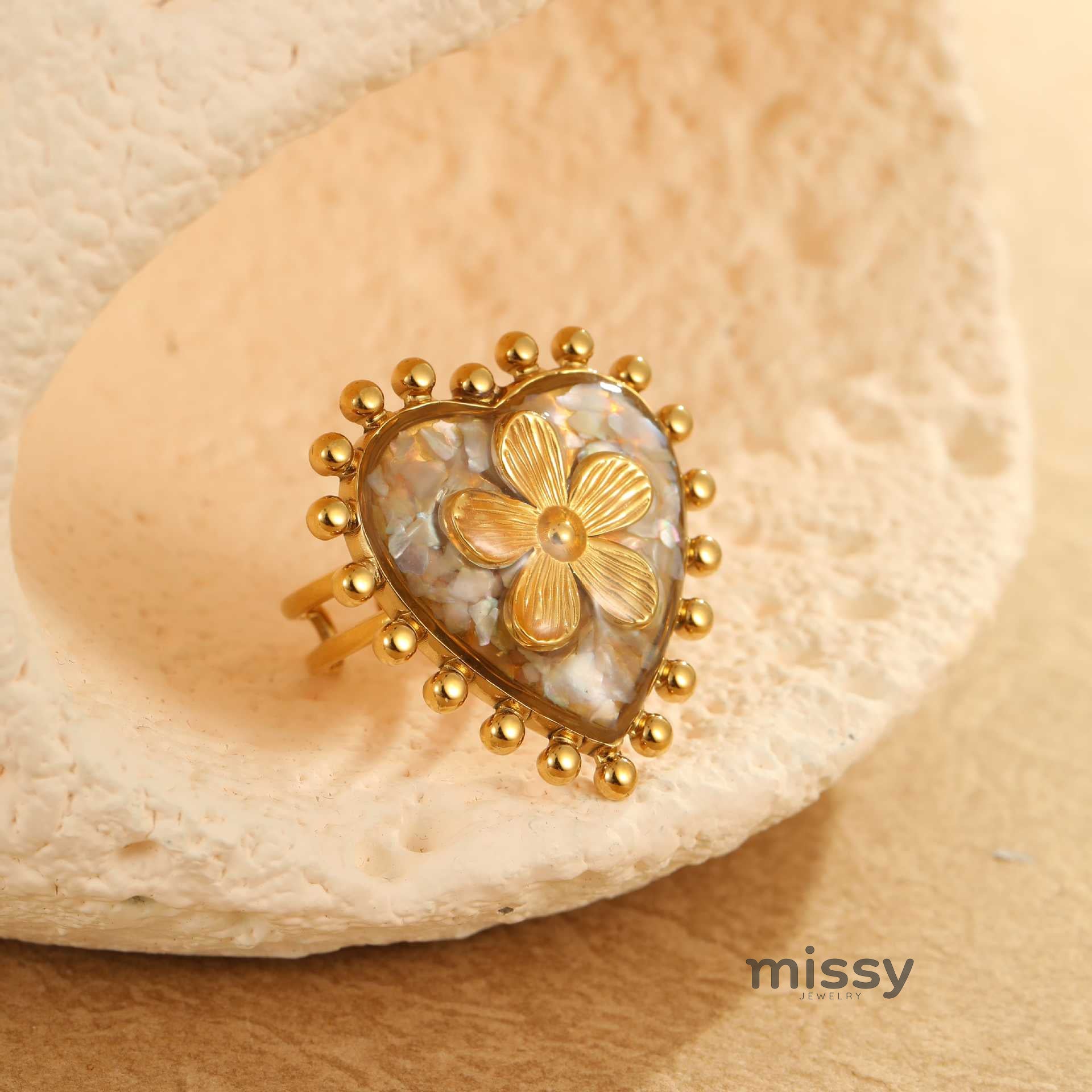 Amani Gold Petal Heart Ring [UZ7K1A2I]
