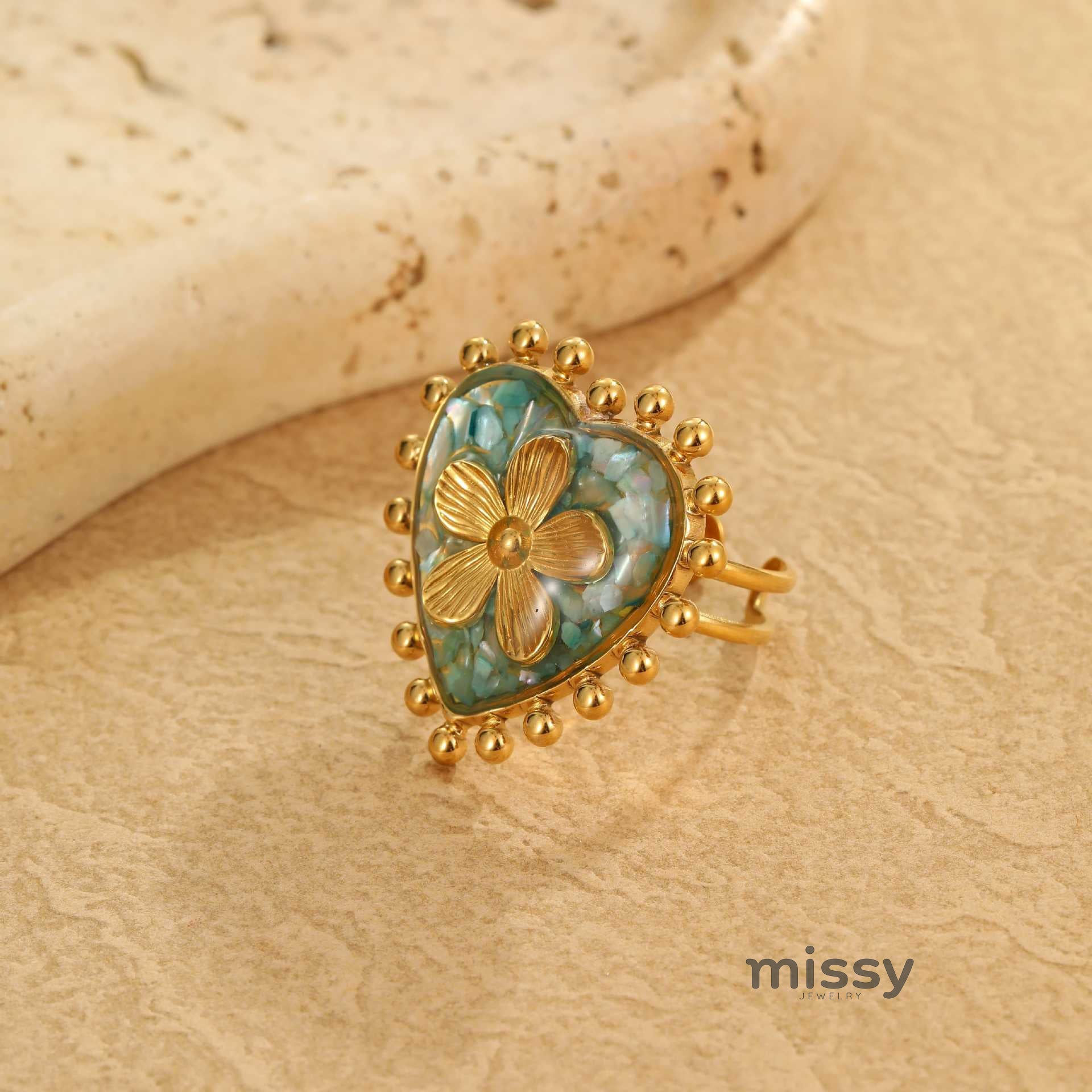 Amani Gold Petal Heart Ring [GQPGULXP]