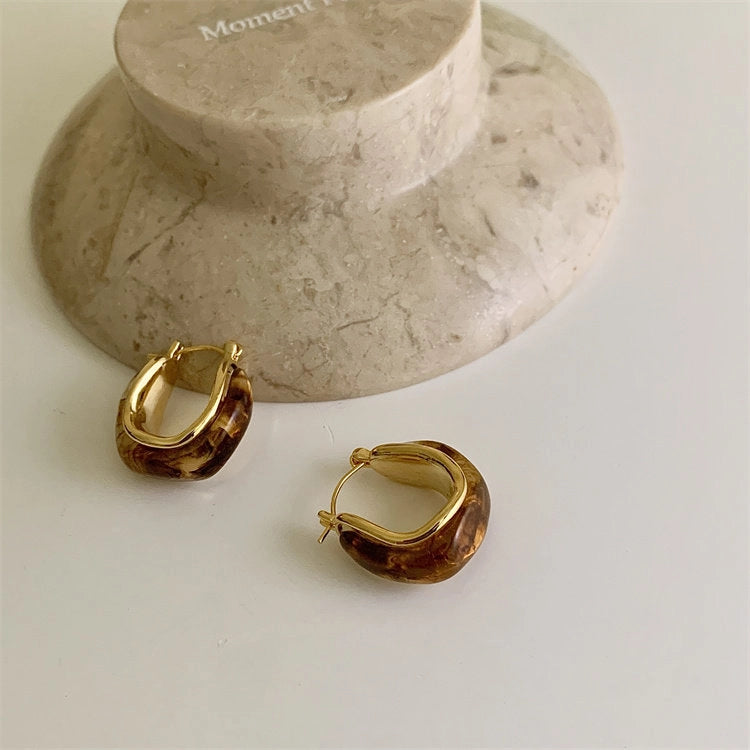 Amber Geometric Stud Earrings [W1G5PUGH]