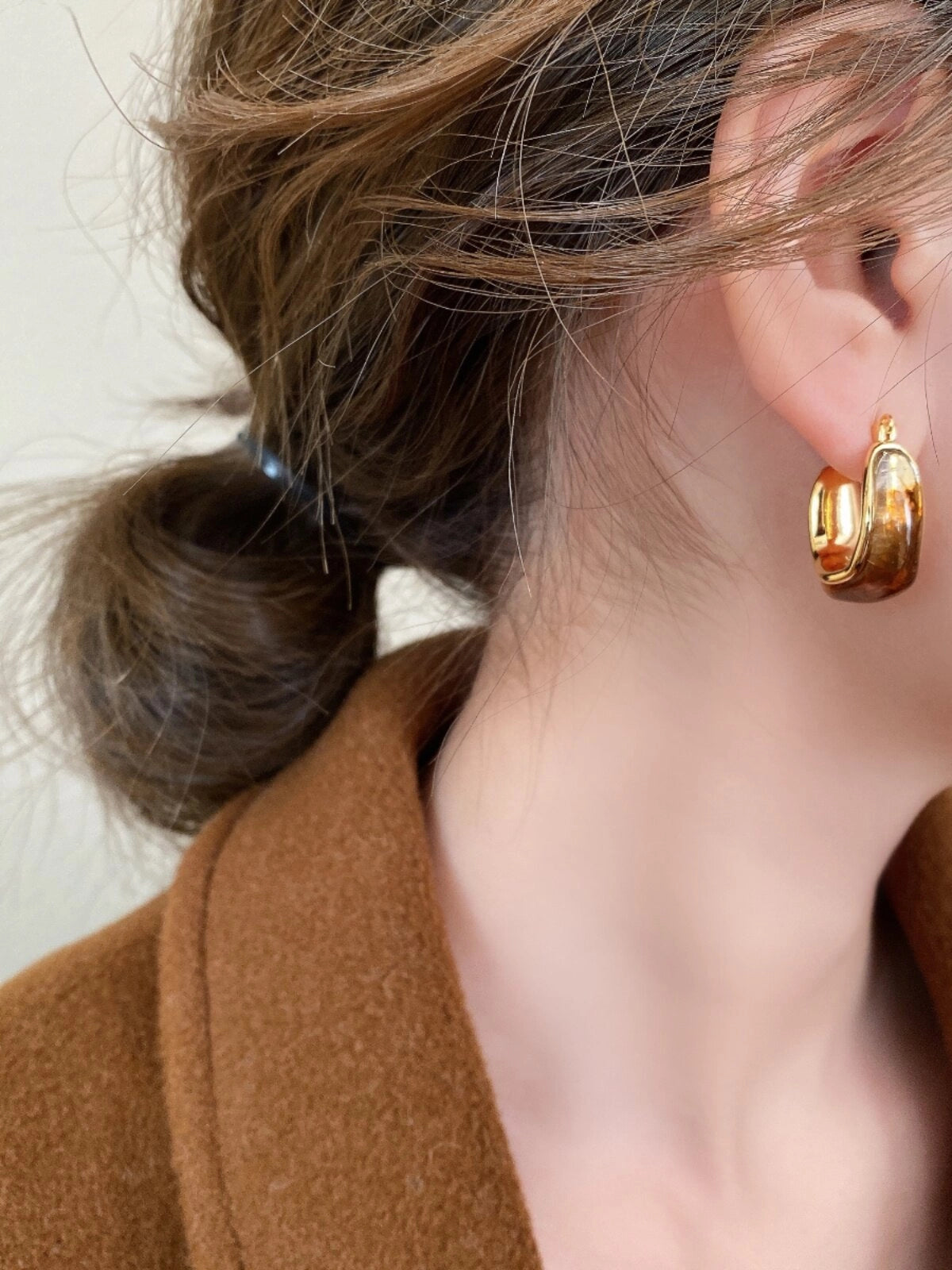 Amber Geometric Stud Earrings [8BMR6VDD]