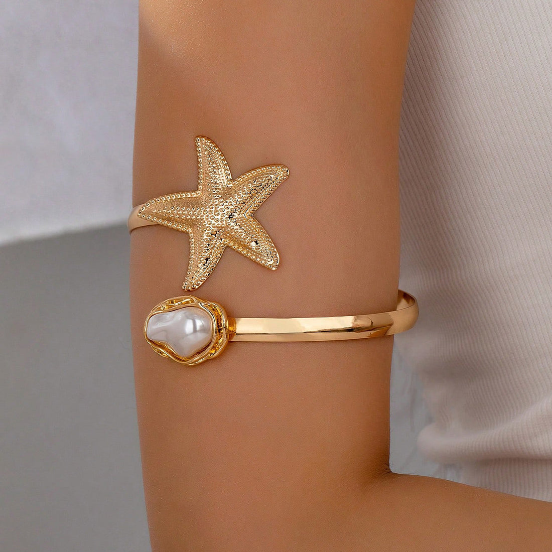 Ameerah Starfish Pearl Arm Cuff [AYVKZIEX]