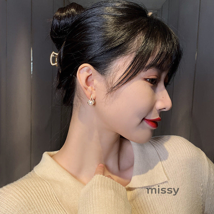 Amerie Sculptural Pearl Earrings [ODY6IYKF]