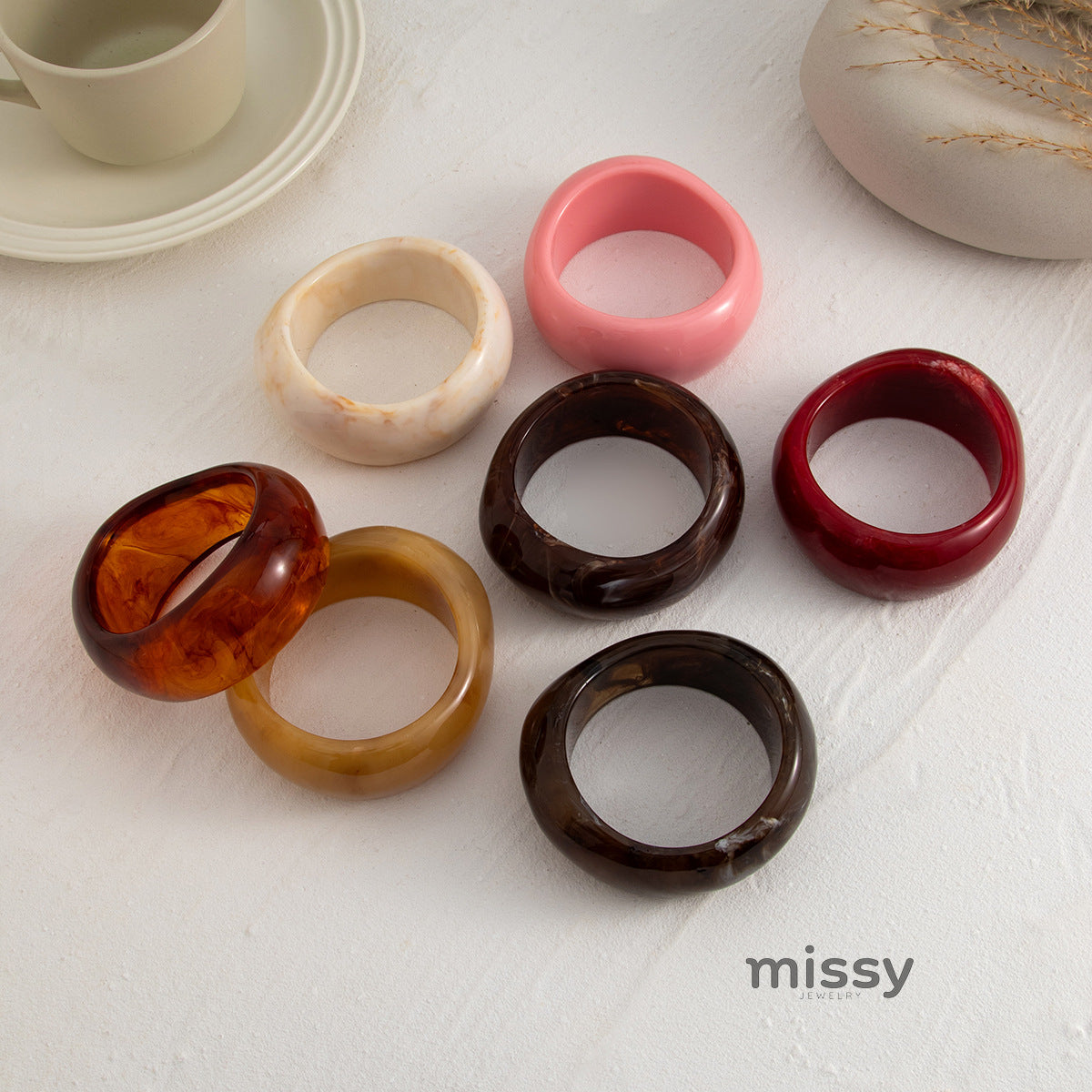 An Translucent Resin Bangle [J565P5UF]
