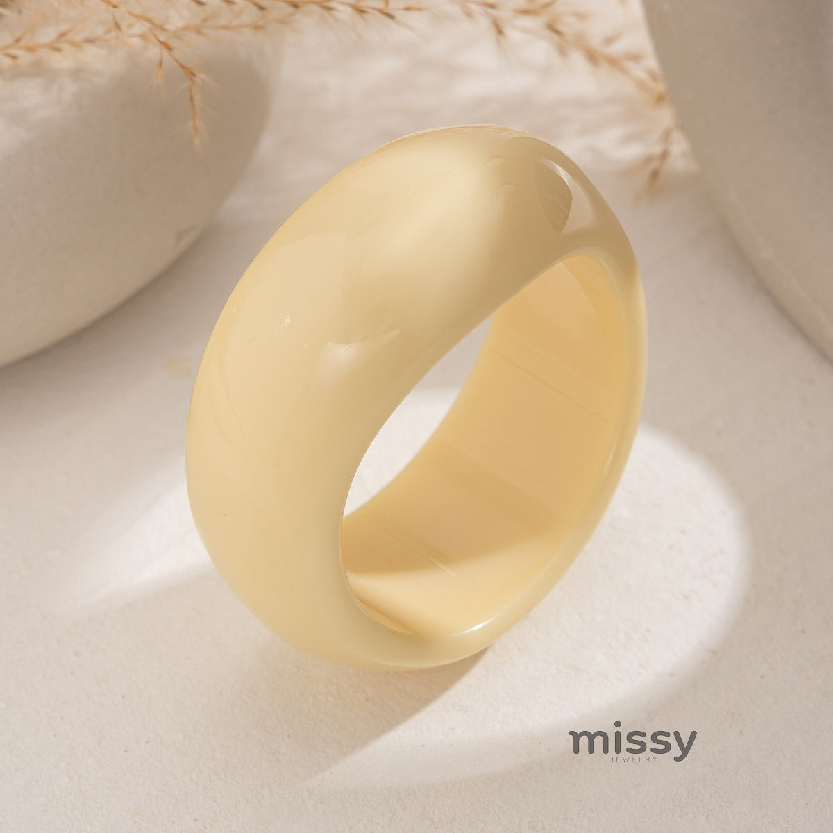 An Translucent Resin Bangle [IIX35B4N]