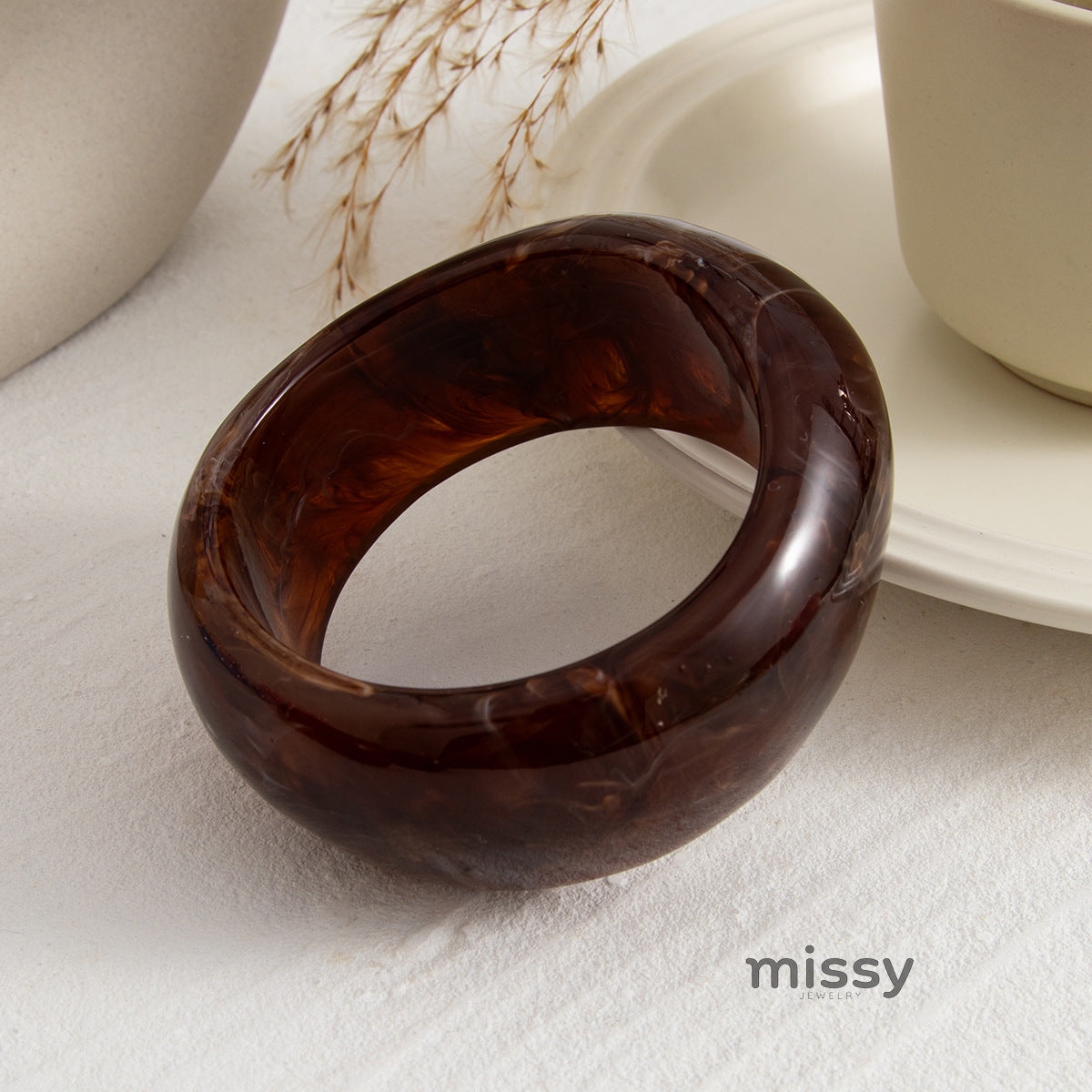 An Translucent Resin Bangle [IOJIDYOD]