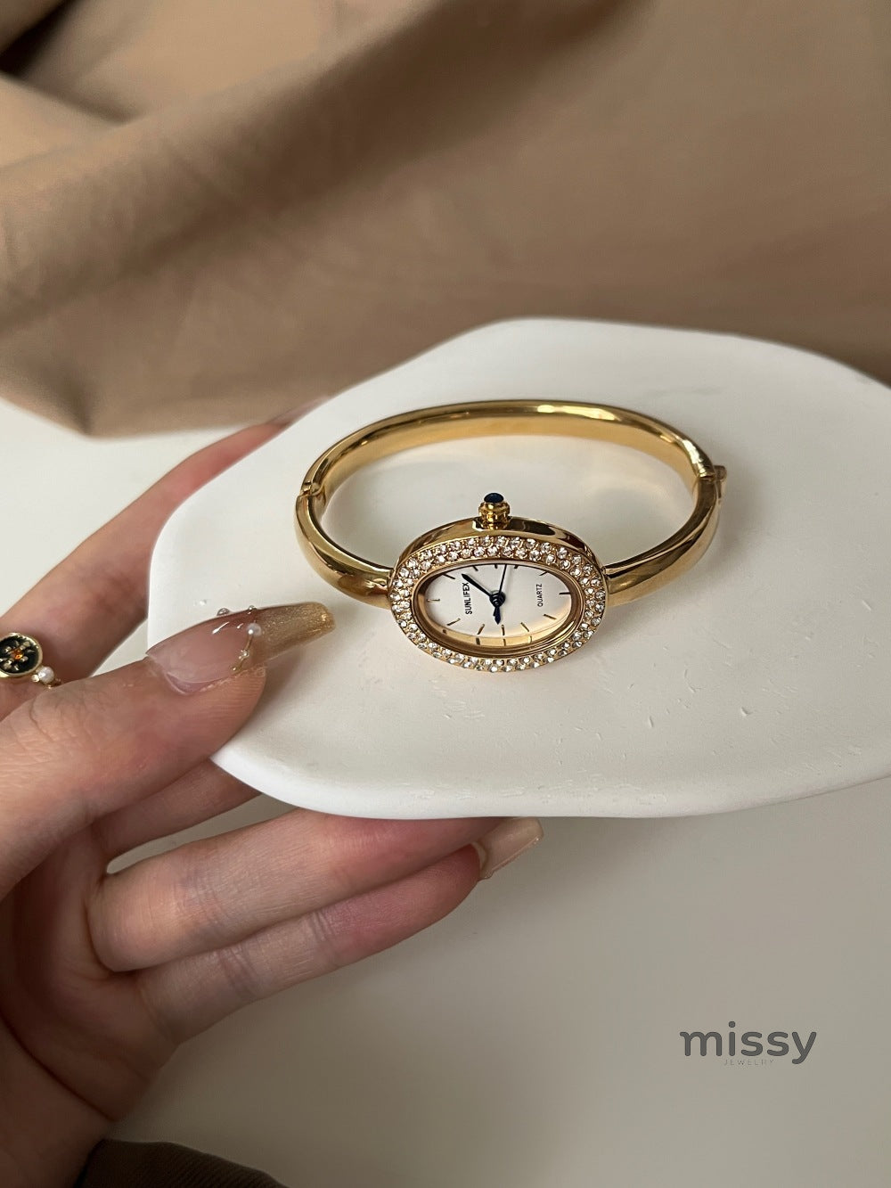Anorah Diamond Oval Bracelet Watch [JF7F3B8J]