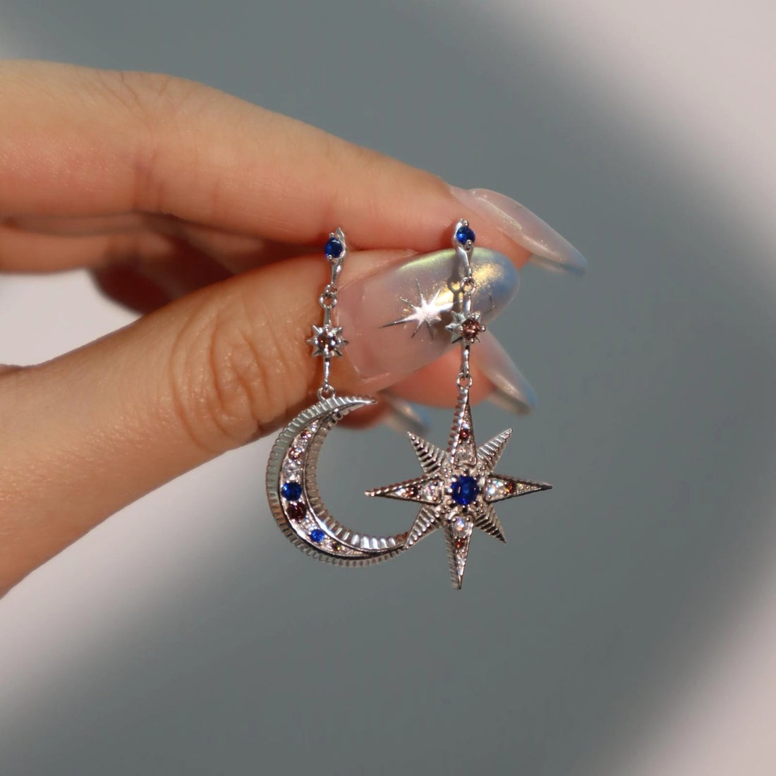 Asymmetric Star and Moon Drop Earrings [V0FUC538]