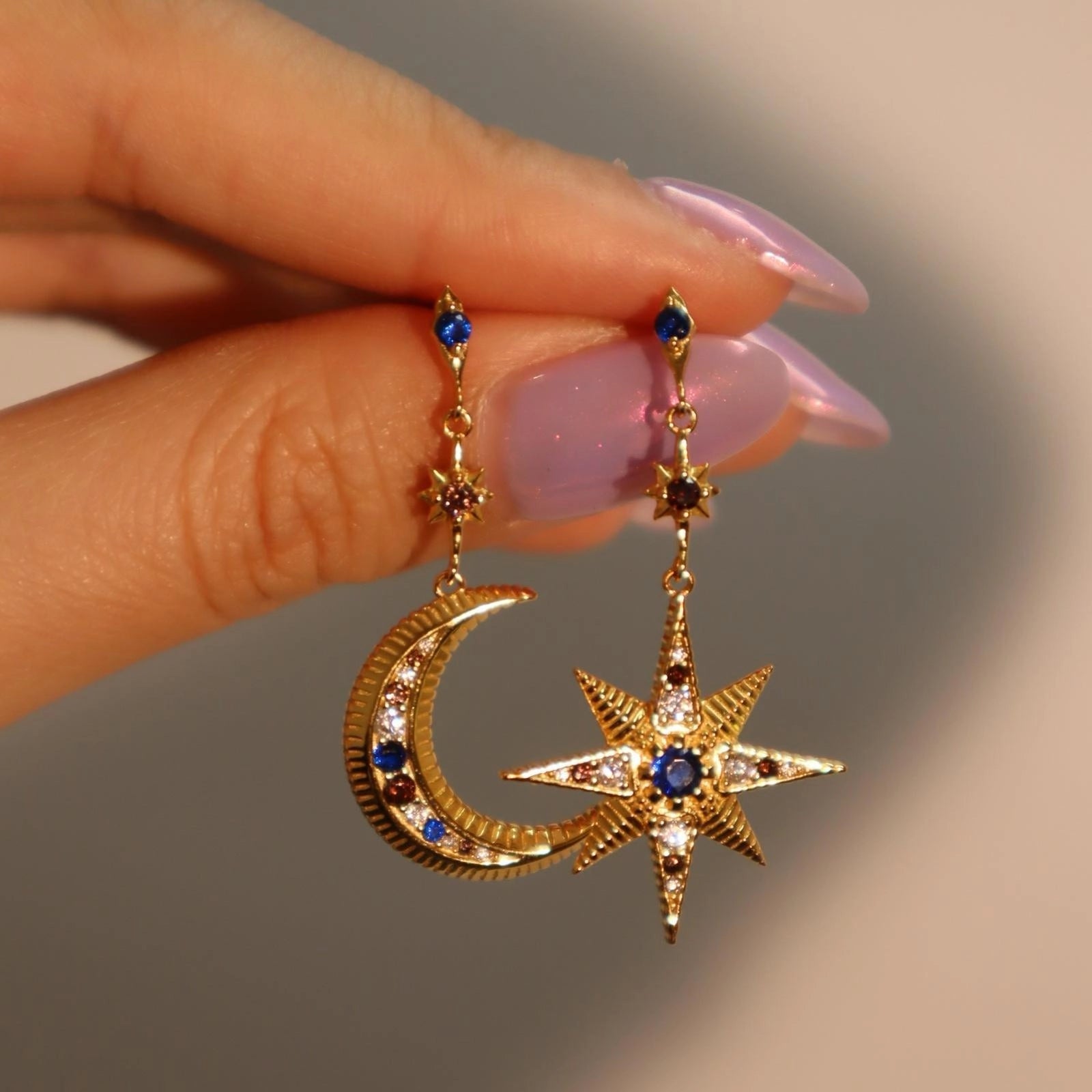 Asymmetric Star and Moon Drop Earrings [V0FUC538]