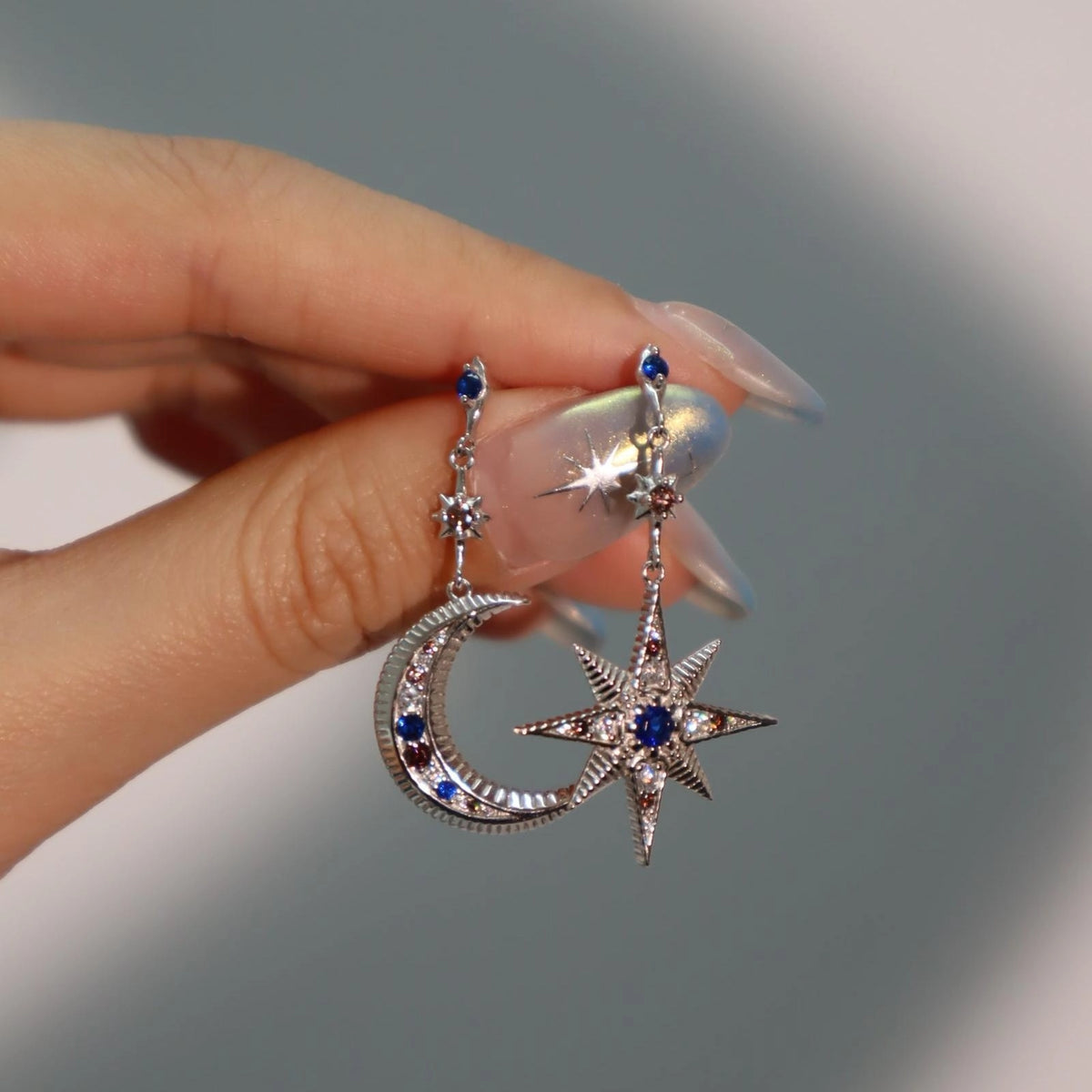 Asymmetric Star and Moon Drop Earrings [21VDD6K2]