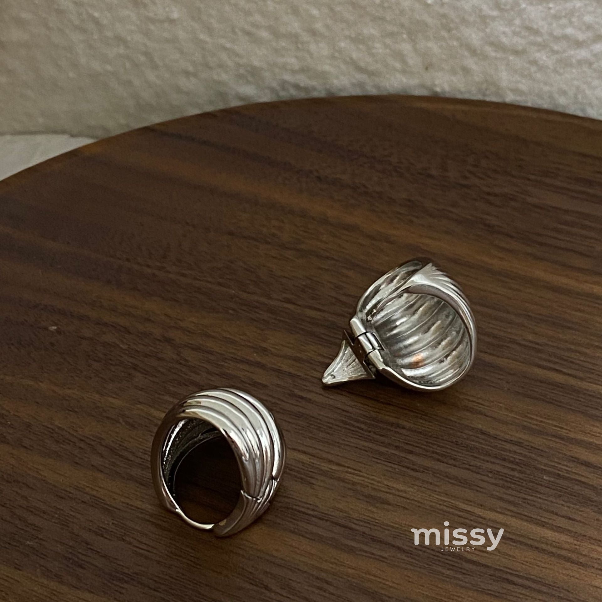 Audree Textured Shell Hoops [C5G2CL8S]