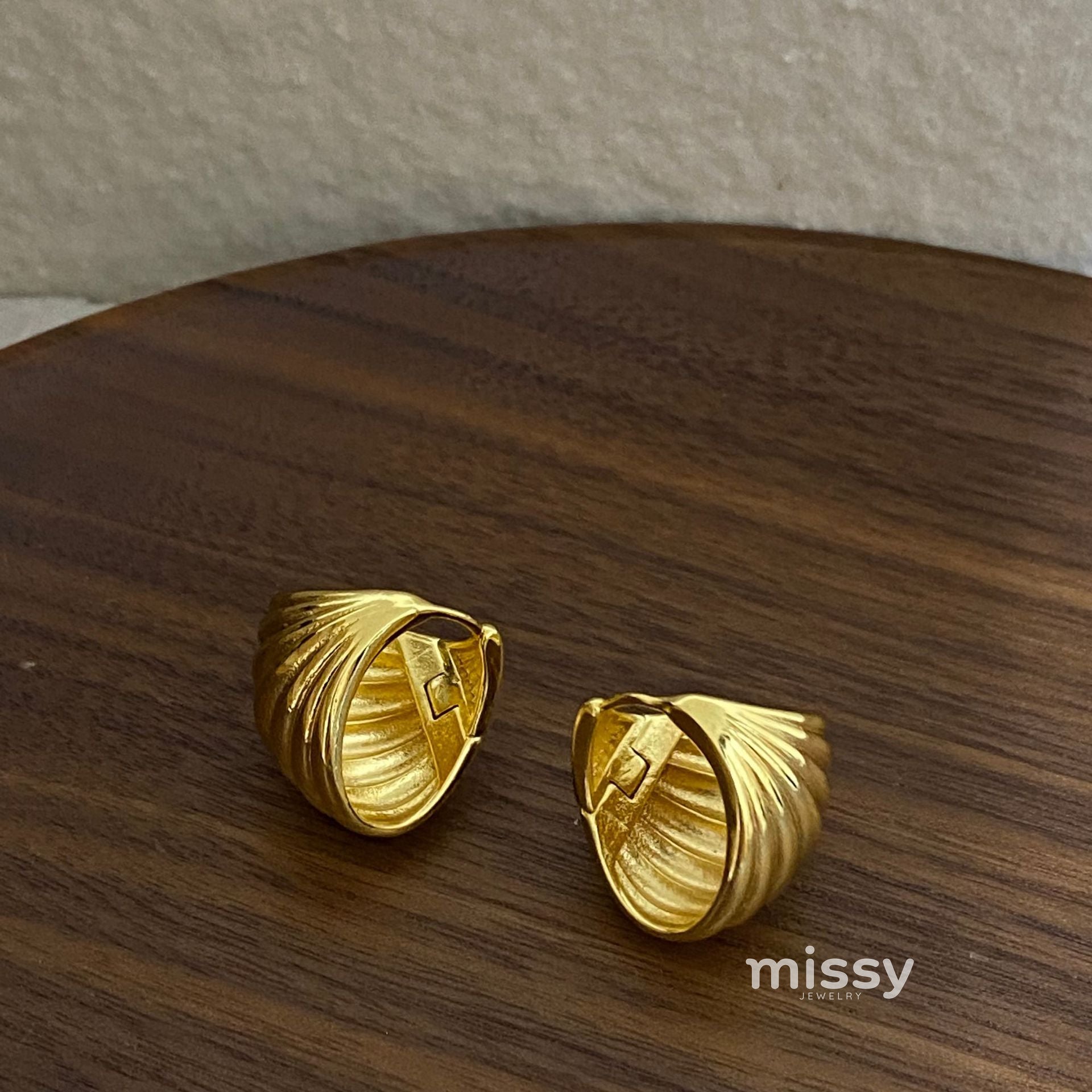 Audree Textured Shell Hoops [JN1ARQ7O]