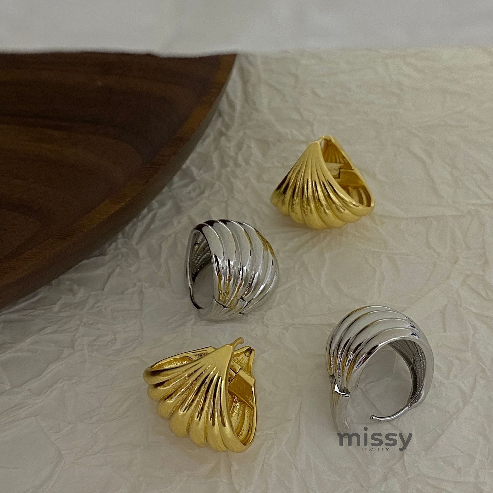 Audree Textured Shell Hoops [MJL3MD3T]
