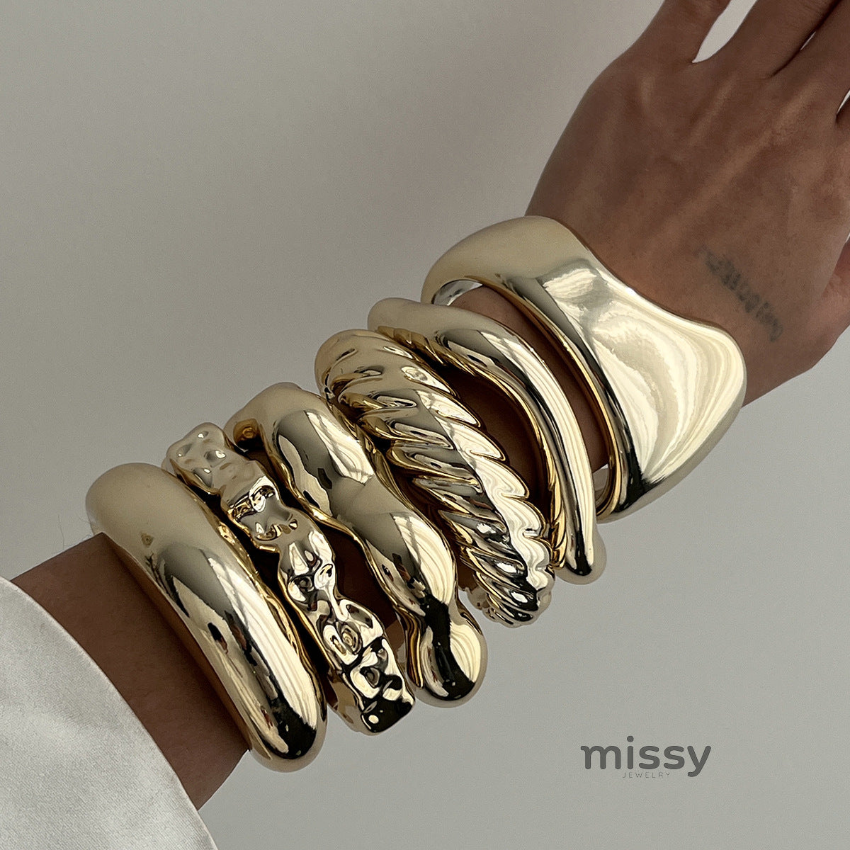 Avarie Liquid Glow Cuff [DP1N0BLL]