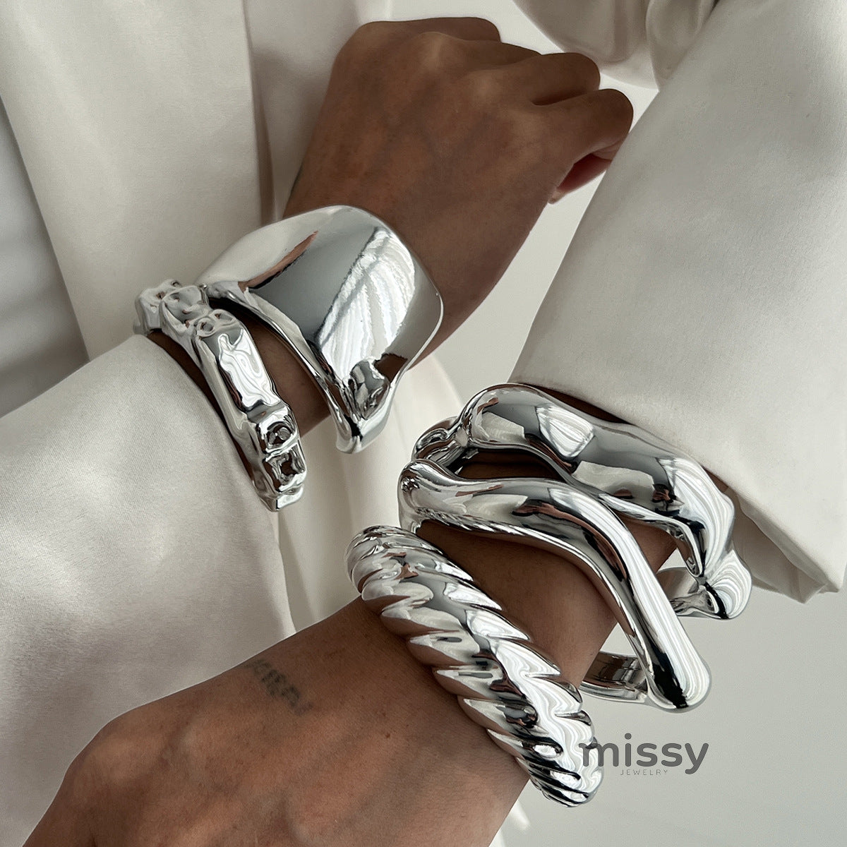 Avarie Liquid Glow Cuff [002UANY4]