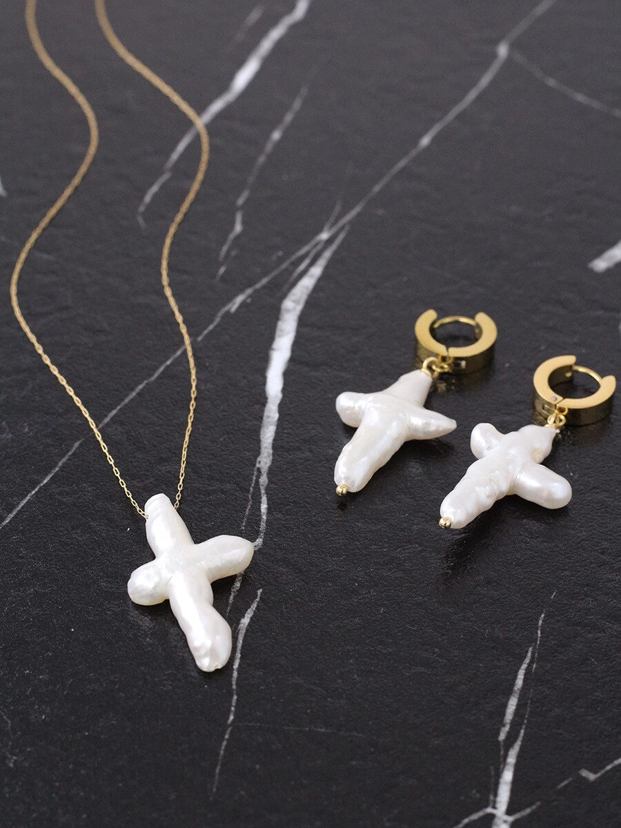 Baroque Pearl Cross Pendant Necklace [SOC8B87K]