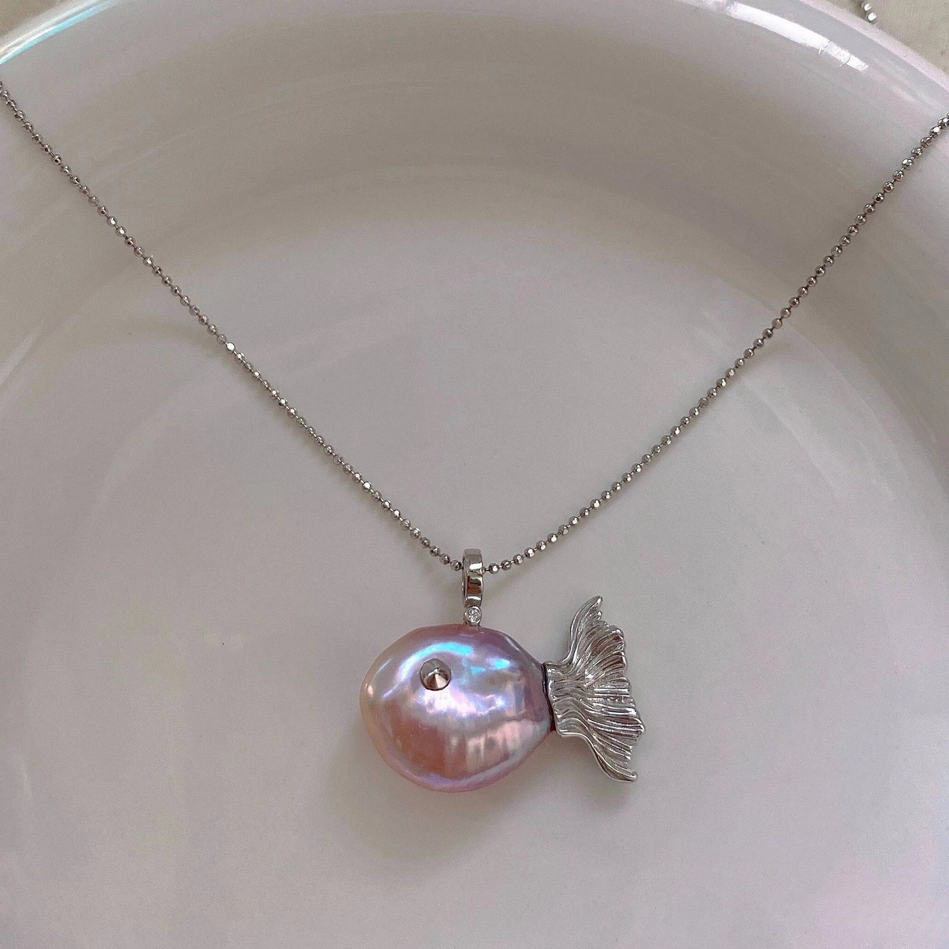 Baroque Pearl Fish Pendant Necklace [T45T6CA6]