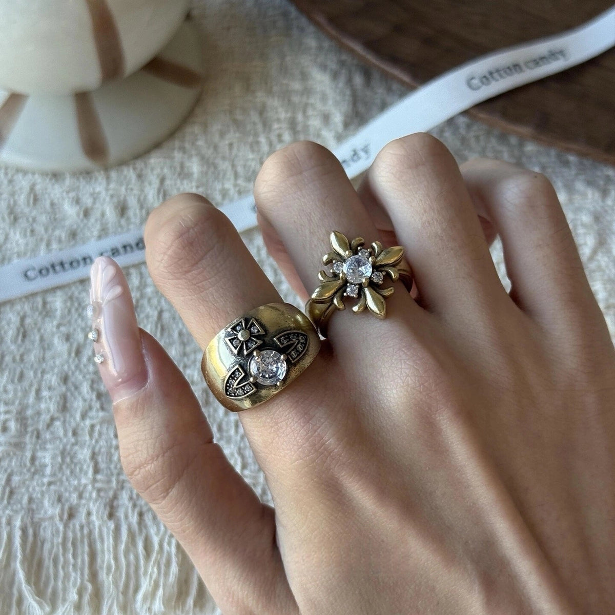 Black Gold Iris Flower Ring Set [DR5XND3M]