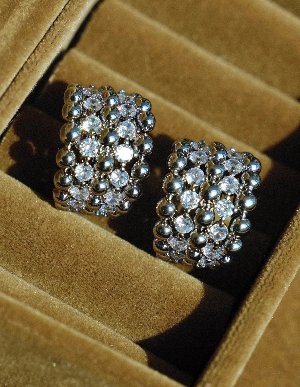 Braided C-Ring Zircon Earrings [LR1695WT]