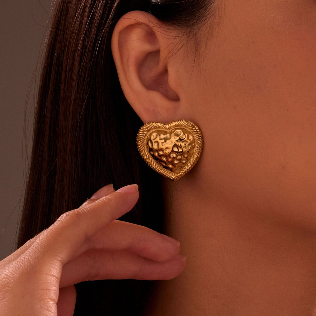 Bria Hammered Heart Stud Earrings [UMUAM62S]
