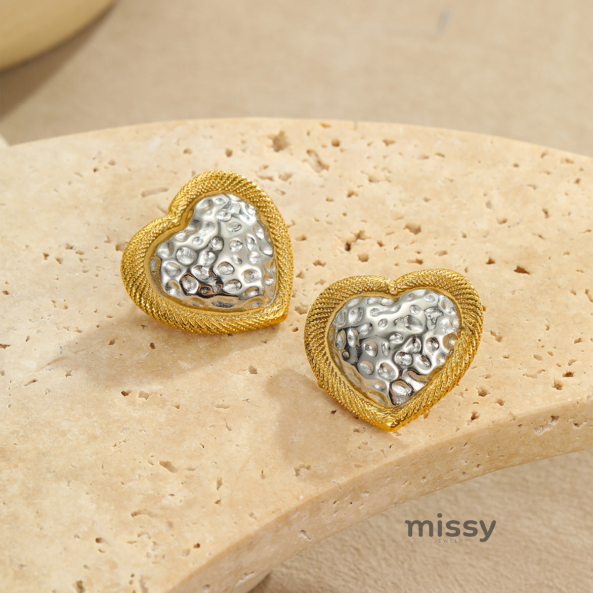 Bria Hammered Heart Stud Earrings [VLYAKEP0]