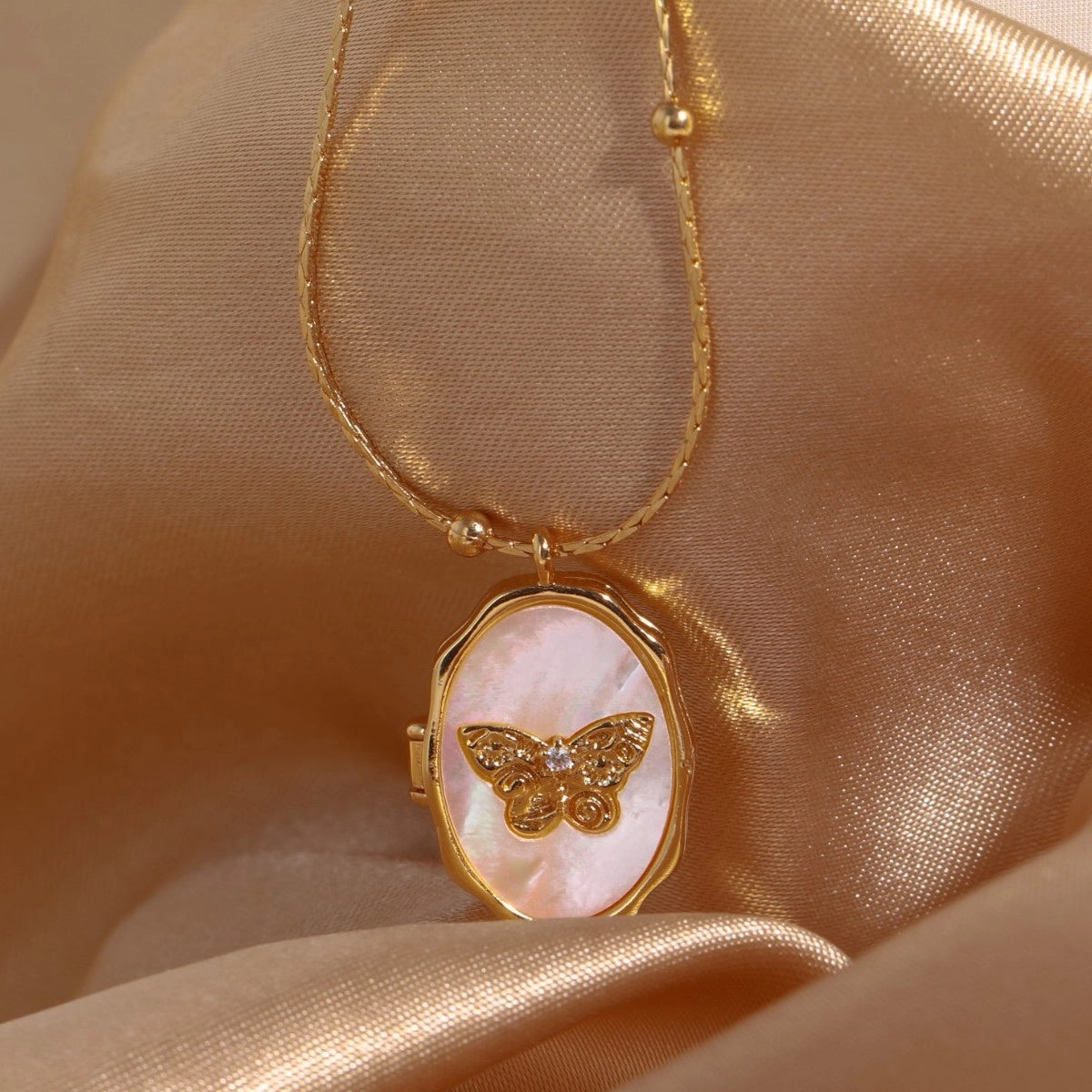 Butterfly Shell Locket Necklace [IFH4PNQU]