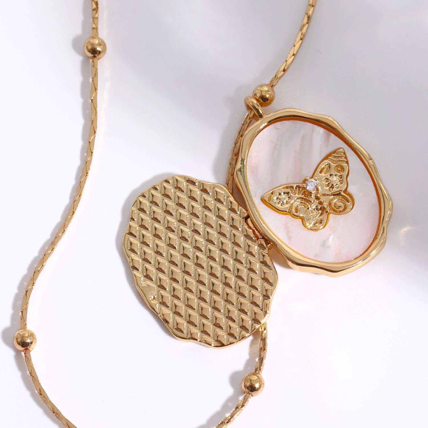 Butterfly Shell Locket Necklace [XC8NUS35]