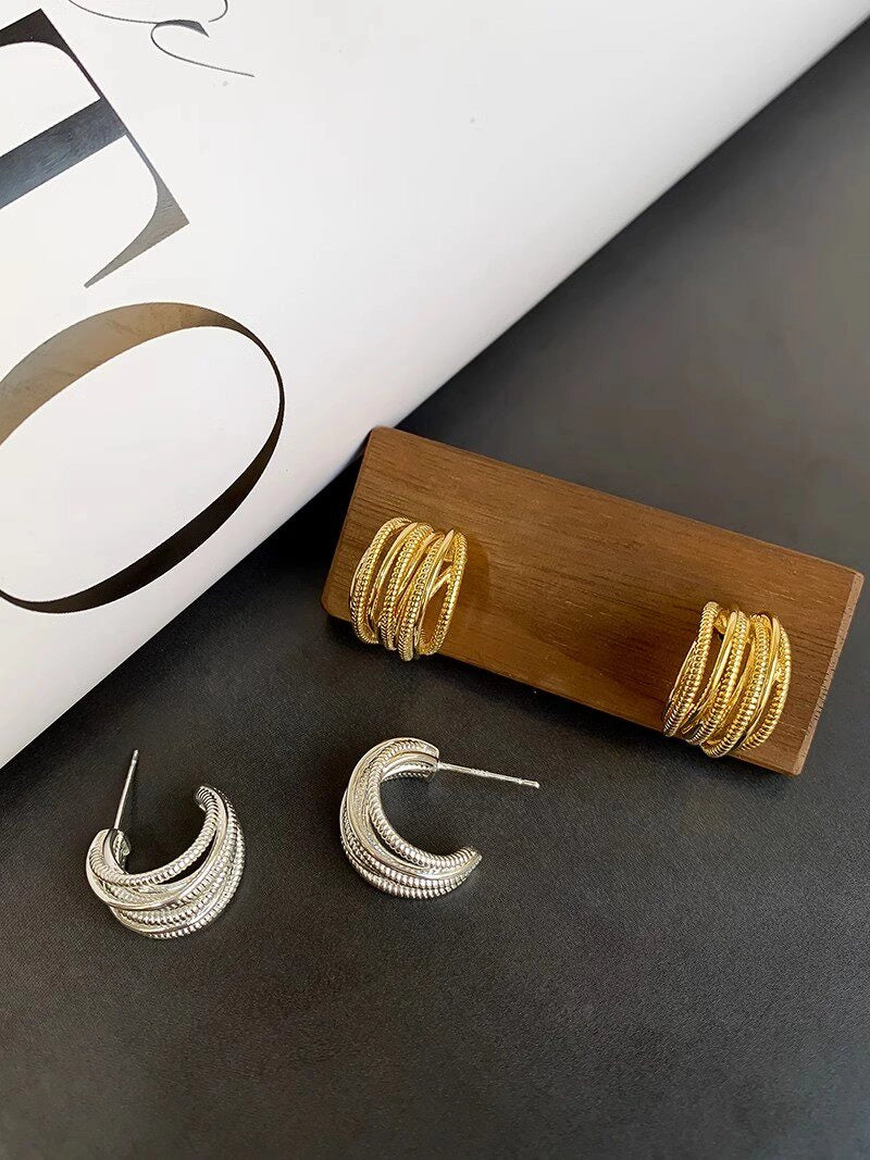 C-Shaped Gold Hoop Earrings [T76Q2JI3]