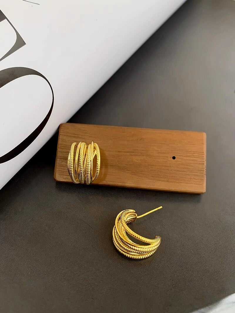 C-Shaped Gold Hoop Earrings [MYZCBYXU]
