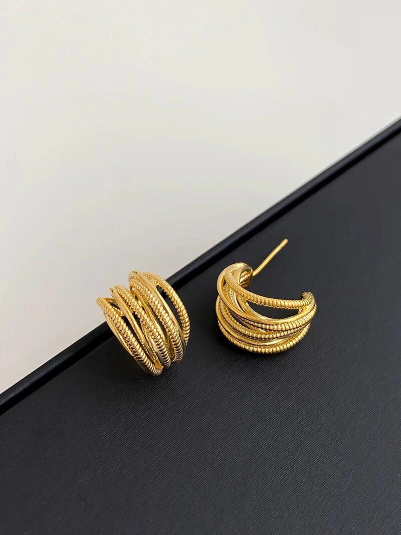 C-Shaped Gold Hoop Earrings [3R0DA5RH]