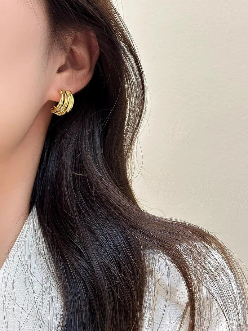 C-Shaped Gold Hoop Earrings [7PHMH4T2]