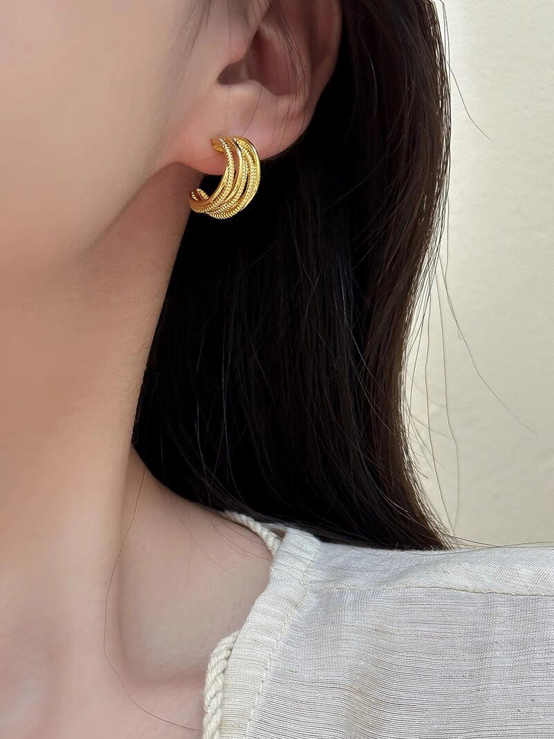 C-Shaped Gold Hoop Earrings [6P5R62GU]
