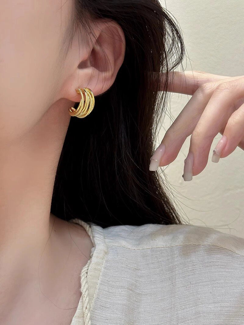 C-Shaped Gold Hoop Earrings [C5TZ429S]