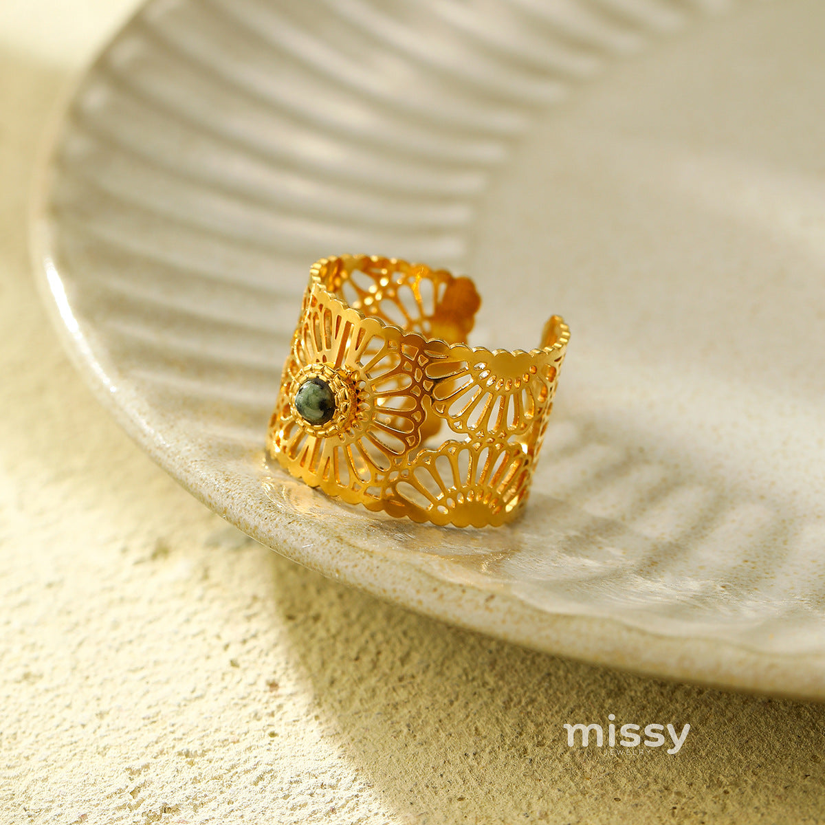 Cailee Gold Cutout Stone Ring [CRPDTGPR]