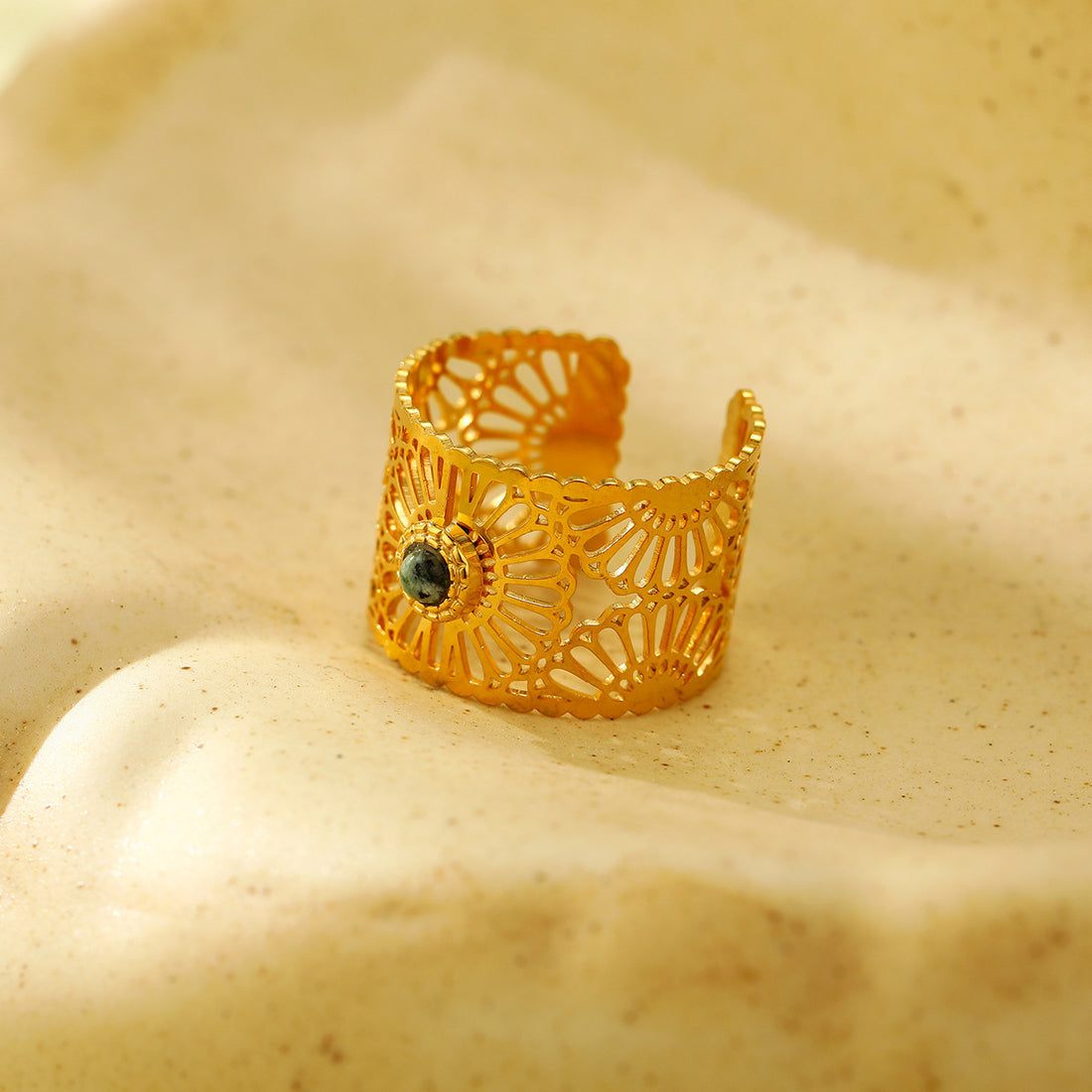Cailee Gold Cutout Stone Ring [XE3Y4B7P]