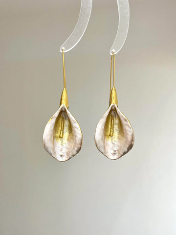 Calla Lily Petal Drop Earrings [K0FF5EU4]