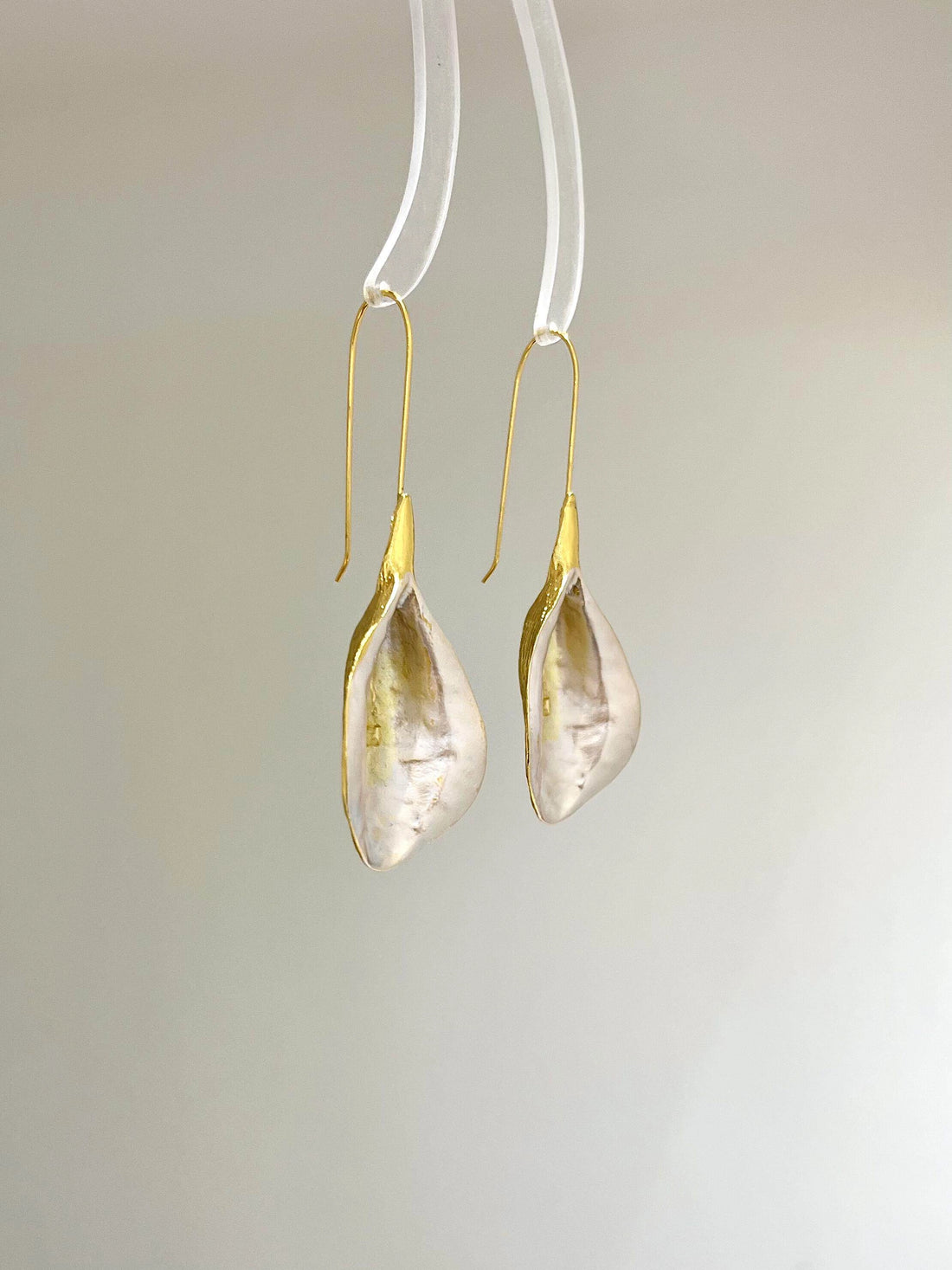 Calla Lily Petal Drop Earrings [K0FF5EU4]