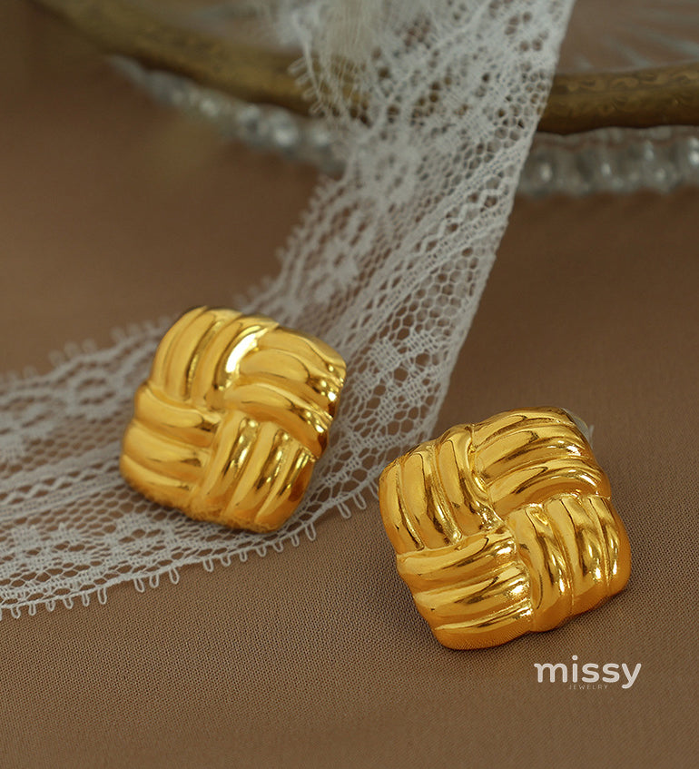 Chelsea Twist Square Earrings [6NF7R8SN]