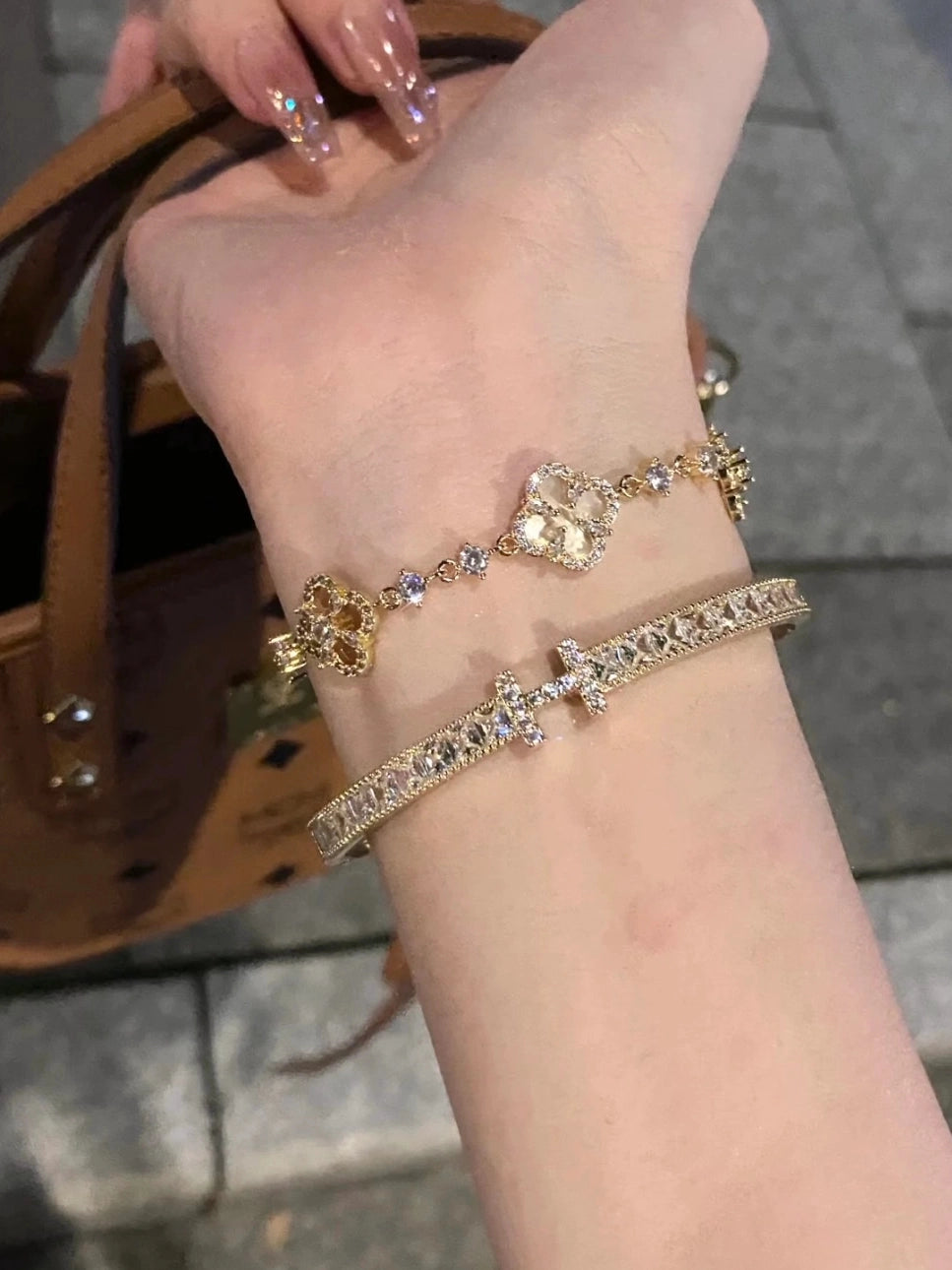 Clover and H Motif Bracelets [QR09DGVL]