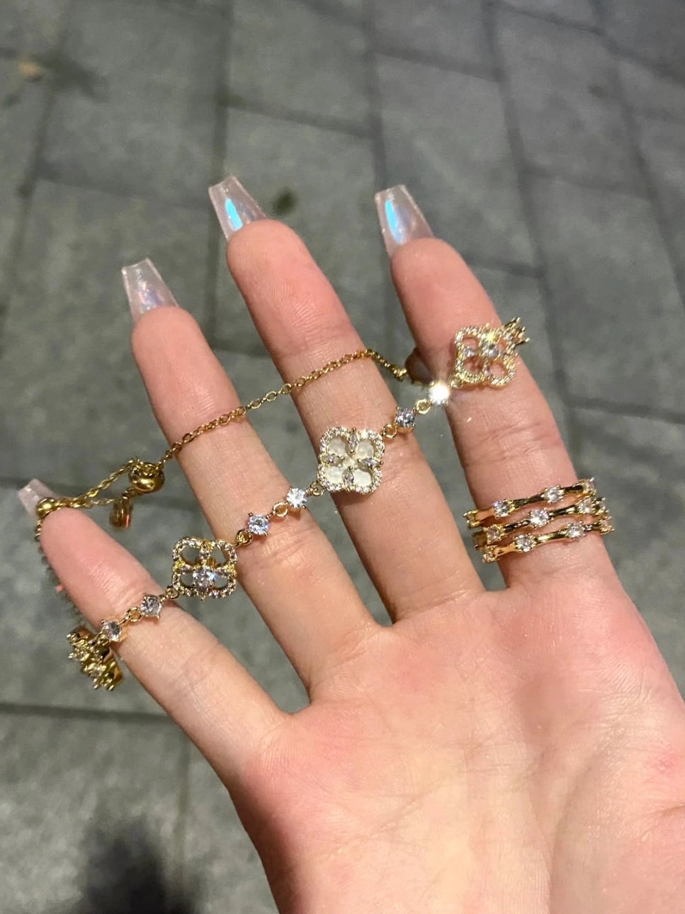 Clover and H Motif Bracelets [RTE4WRQ4]