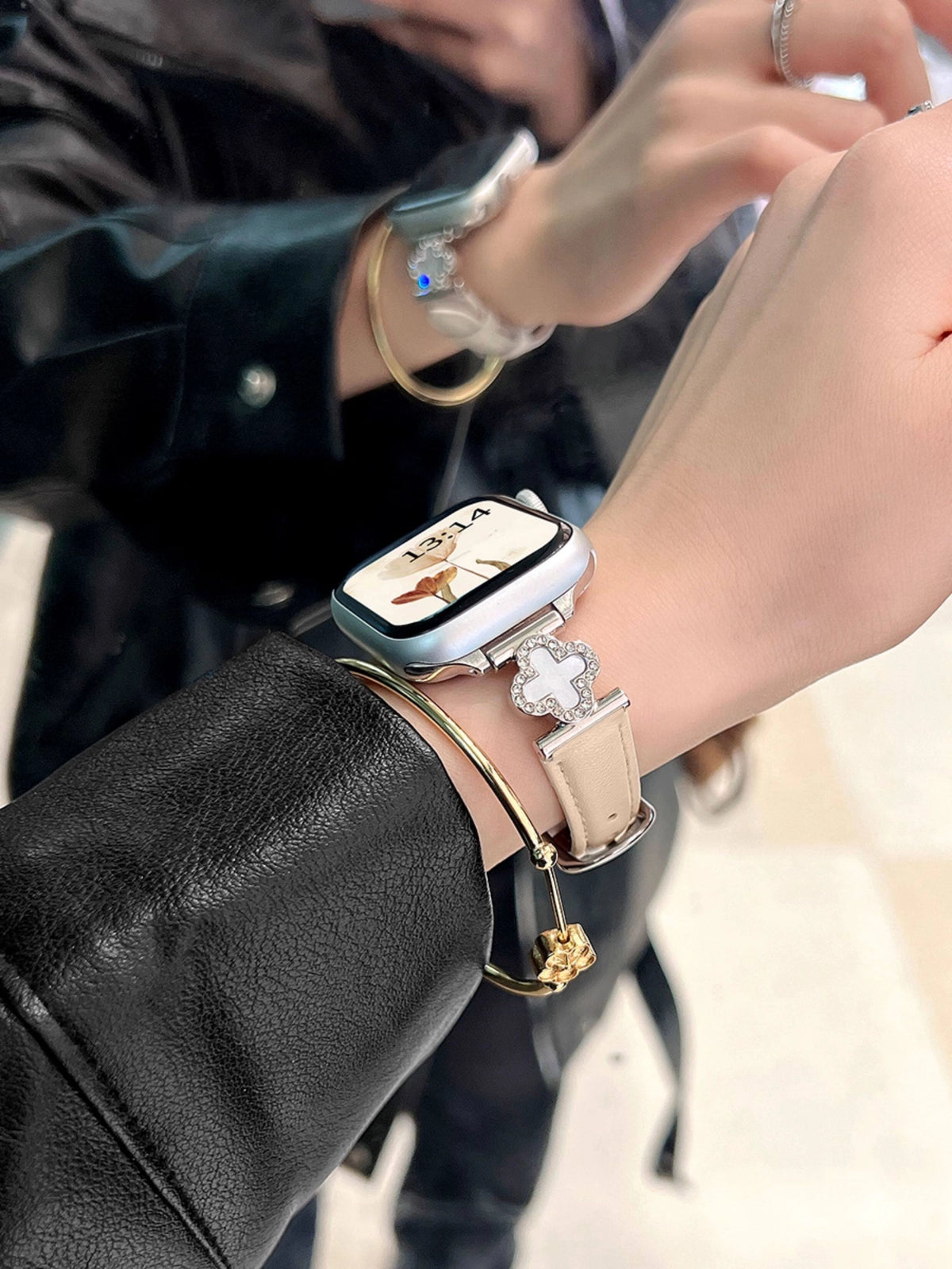 Clover Detail Leather Watch Band [YTPL8A2J]