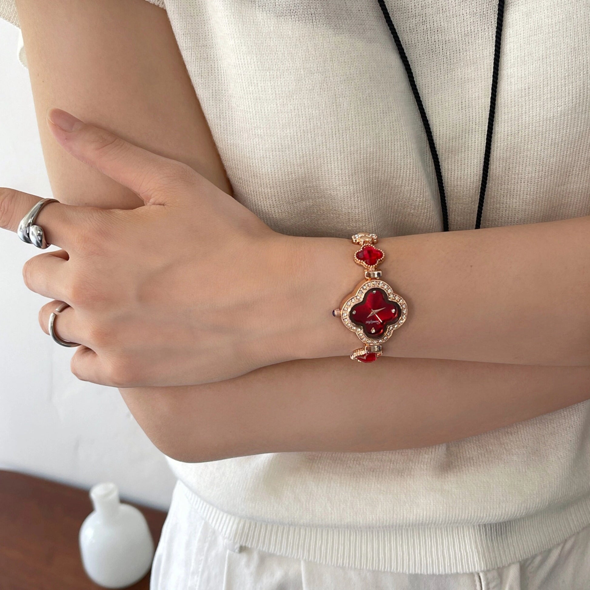 Clover Dial Bracelet Watch [6KN4H1ZF]