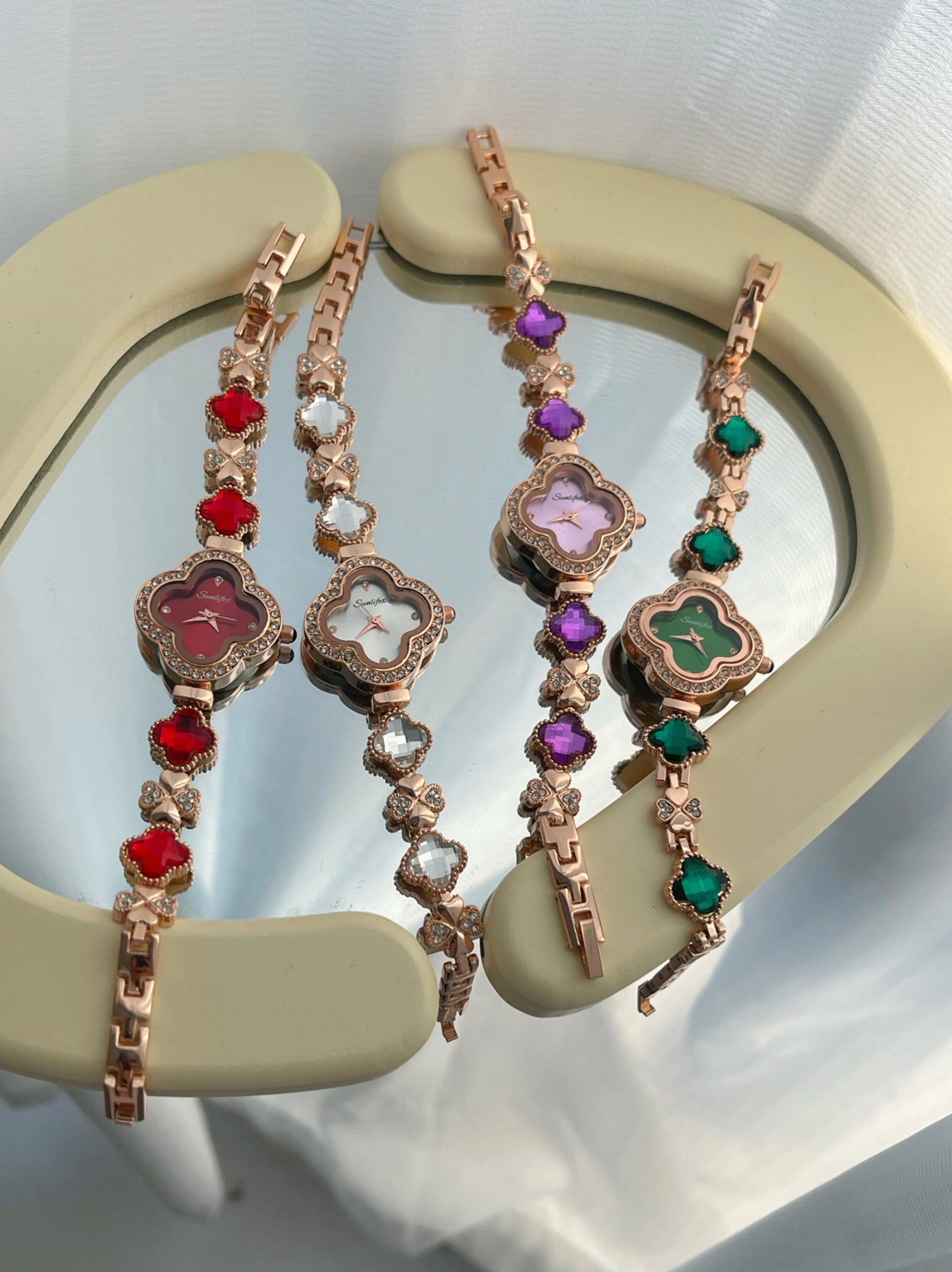Clover Dial Bracelet Watch [VCQA6538]