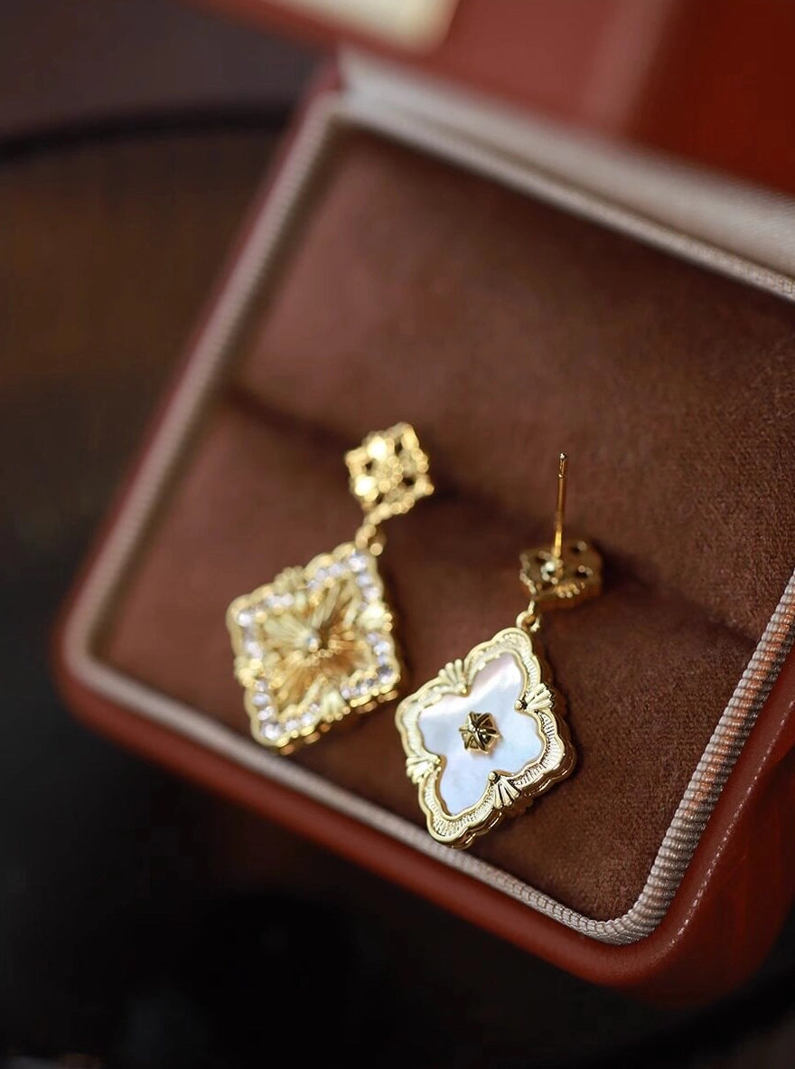 Clover Stud Earrings [FGHDANKH]