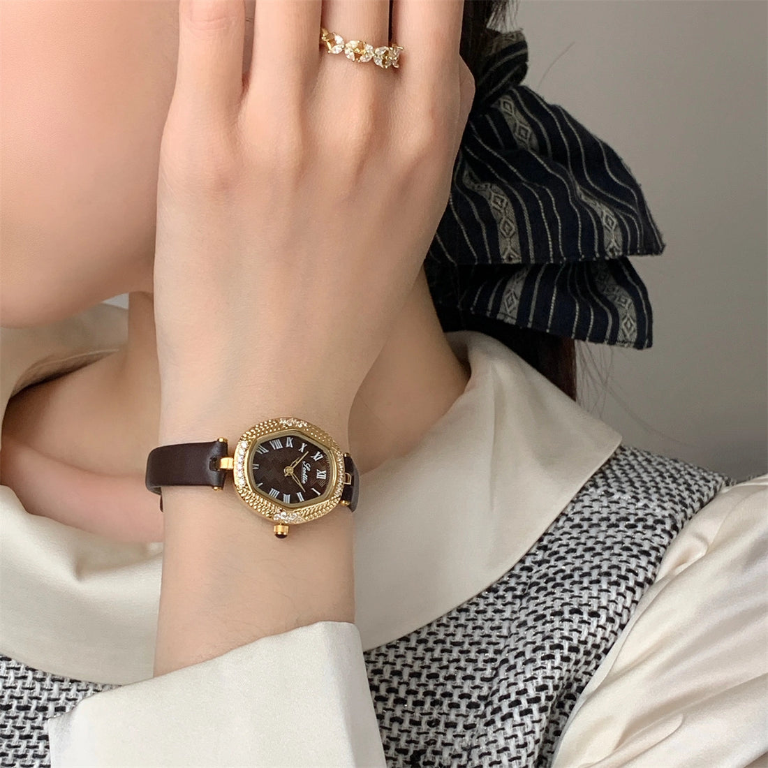 Compact Round Dial Faux Leather Watch [3S9KVFUJ]