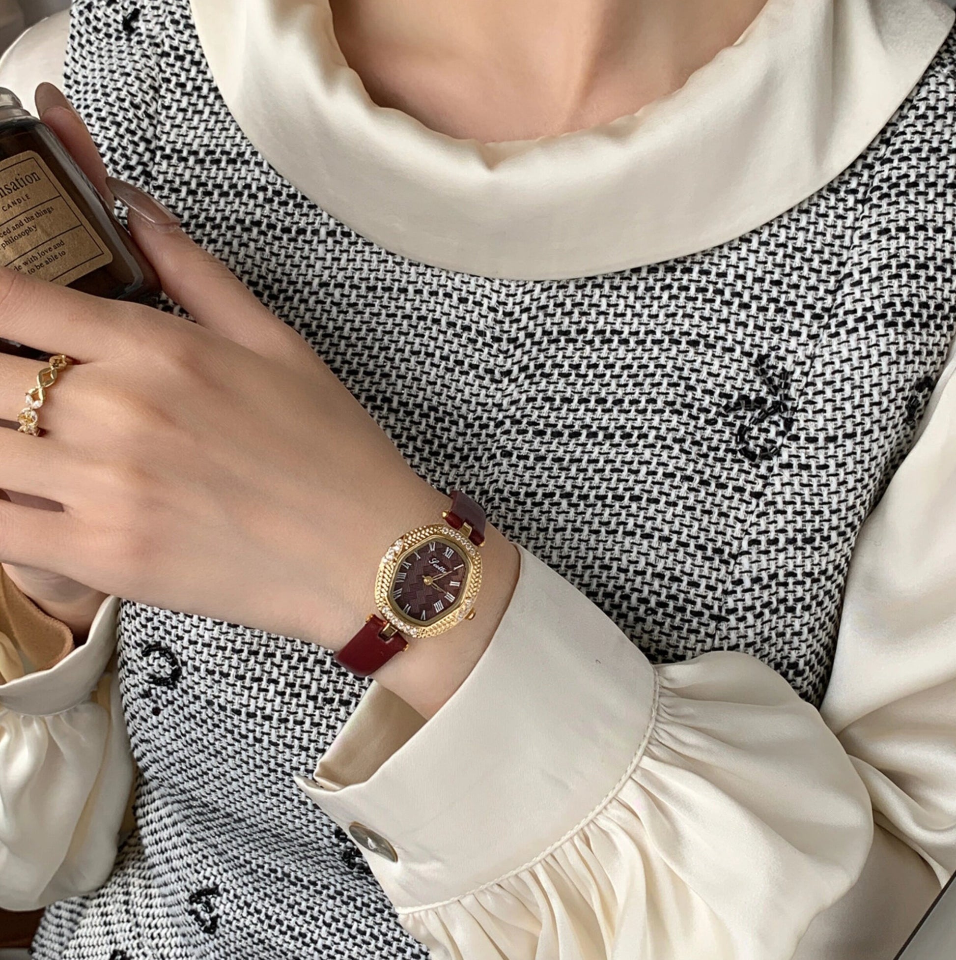Compact Round Dial Faux Leather Watch [MNJRFA1N]