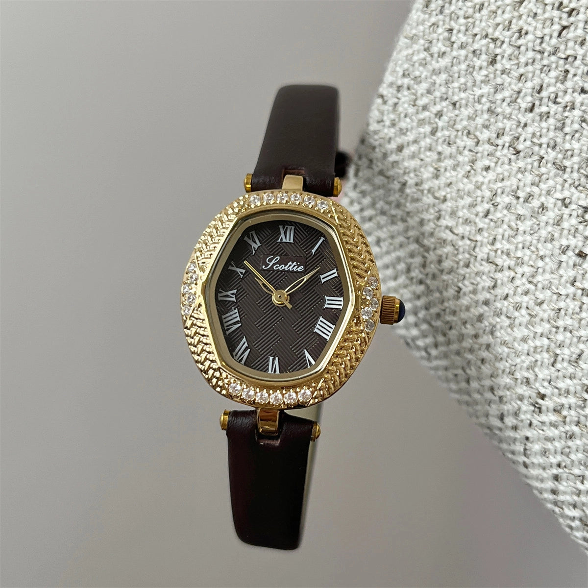 Compact Round Dial Faux Leather Watch [TJKO5WW6]