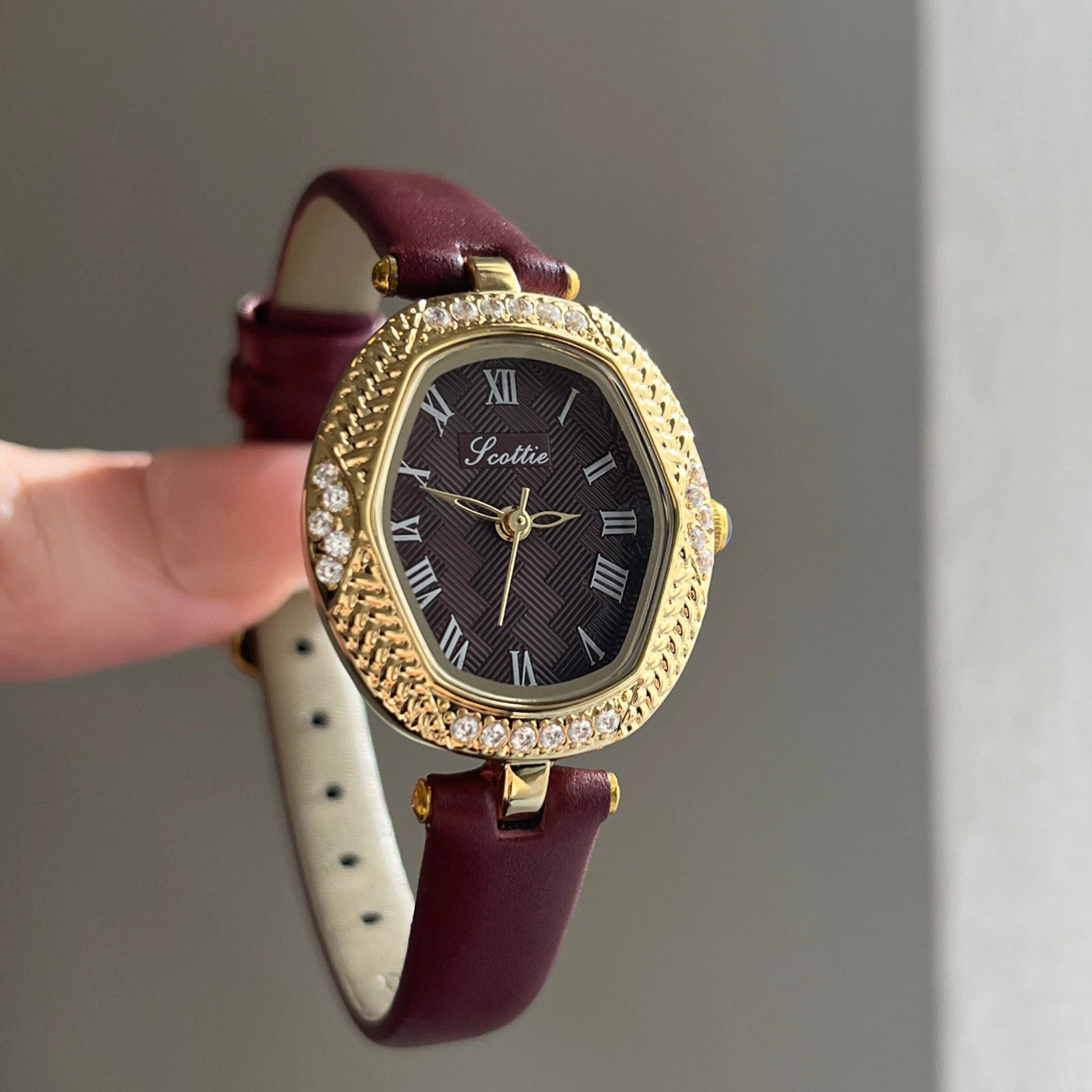 Compact Round Dial Faux Leather Watch [HD7QC22P]