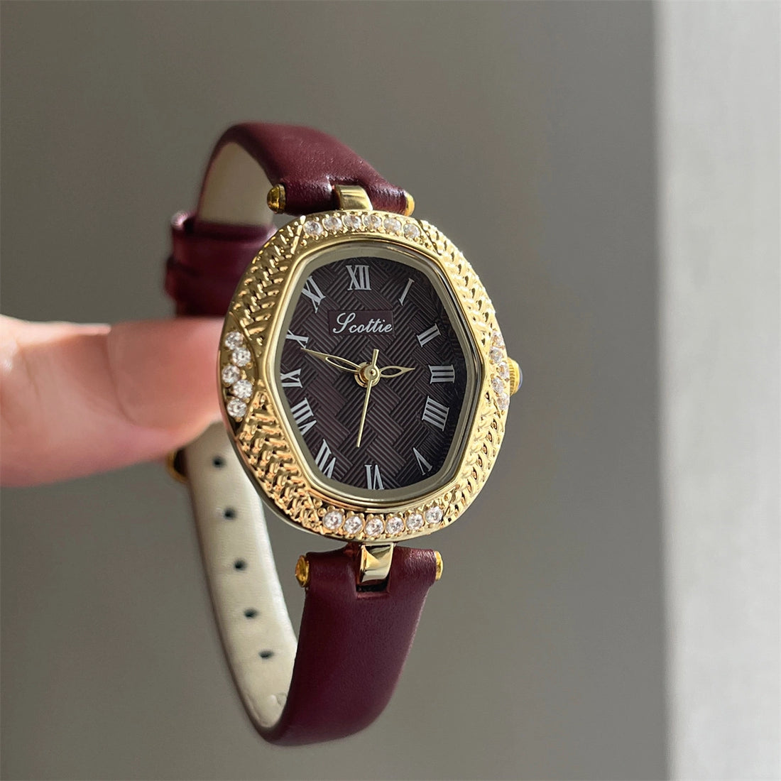 Compact Round Dial Faux Leather Watch [3S9KVFUJ]