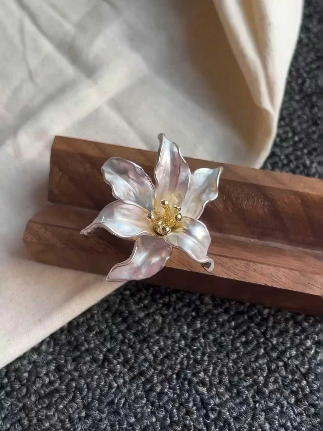 Contrasting Flower Ring [11XW2QFR]