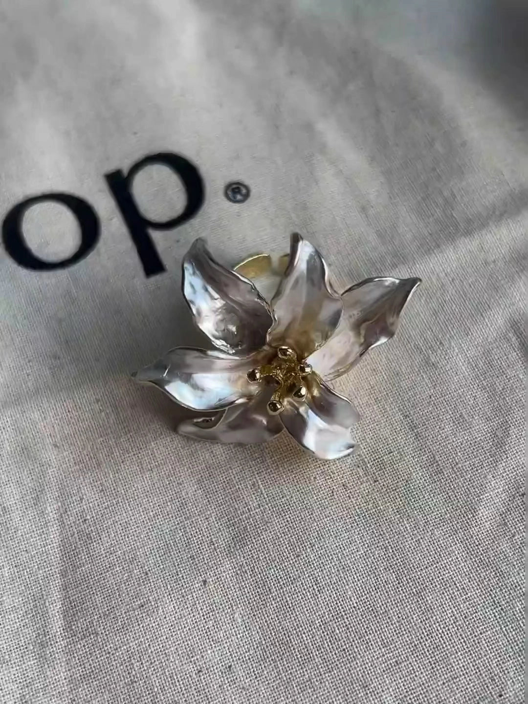 Contrasting Flower Ring [YZVFMM9P]